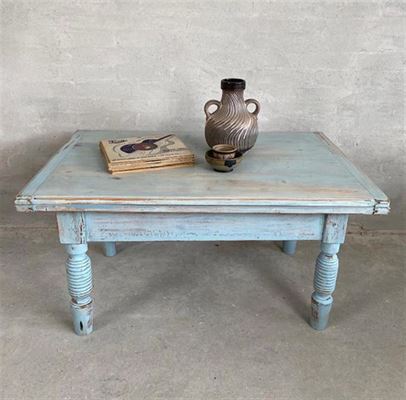 Antikke sofaborde falder godt ind i hjemmets indretning