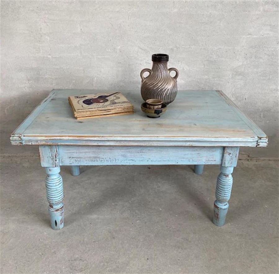 Antikke sofaborde falder godt ind i hjemmets indretning